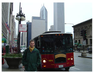 Der Trolley haelt vor dem Art Institute in Chicago
