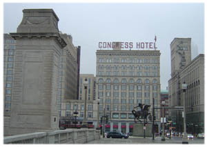 Das Congress Hotel mit Reiterstatue